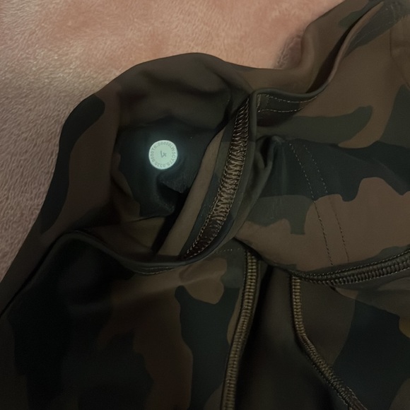 Camo Lululemon leggings size 4 - Picture 3 of 3